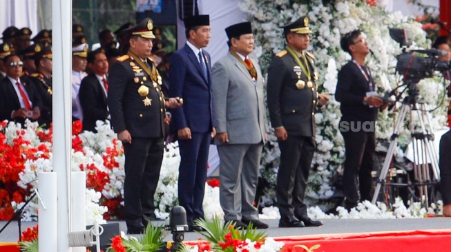 Presiden Joko Widodo (kedua kiri) bersama dengan Kapolri Jenderal Pol Listyo Sigit Prabowo (kiri), Menteri Pertahanan Prabowo Subianto (ketiga kiri) dan Panglima TNI Jenderal TNI Agus Subiyanto (keempat kiri) saat upacara peringatan HUT ke-78 Bhayangkara di Lapangan Silang Monas, Jakarta, Senin (1/7/2024). [Suara.com/Alfian Winanto]