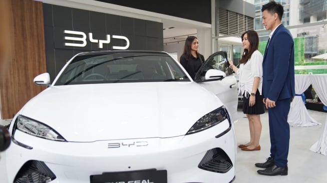 BYD Seal di Diler BYD Sudirman. (Foto: BYD)