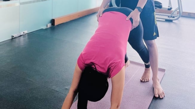 Potret Erina Gudono Ikuti Kelas Prenatal Yoga. (Instagram/jamilatus.sadiyah)