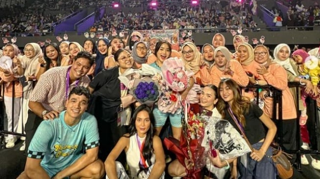 Potret Fuji bersama keluarga, rekan, dan fans di acara Pegadaian Badminton Clash (Instagram/fuji_an)