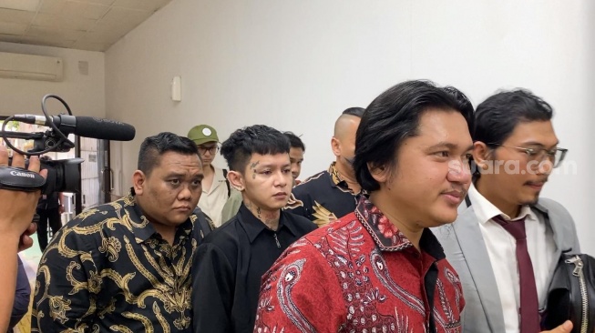 Rapper Reinaldo Martin Diyo atau Sexy Goath di Pengadilan Negeri Jakarta Selatan, Senin (1/7/2024). [Suara.com/Adiyoga Priyambodo]