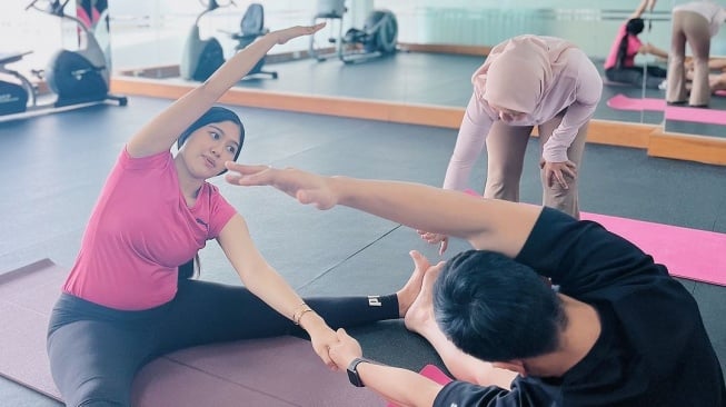 Potret Erina Gudono Ikuti Kelas Prenatal Yoga. (Instagram/jamilatus.sadiyah)