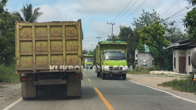 Truk batubara melintas di Jalan Poros Bontang-Samarinda, Desa Makarti Kecamatan Marangkayu. [KlikKaltim.com]