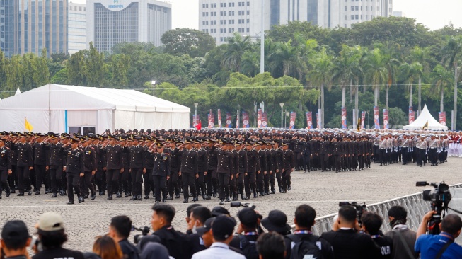 Sejumlah personel polisi mengikuti upacara peringatan HUT ke-78 Bhayangkara di Lapangan Silang Monas, Jakarta, Senin (1/7/2024). [Suara.com/Alfian Winanto]