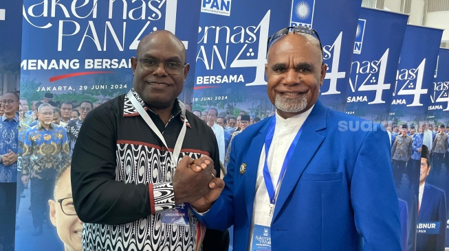 Partai Amanat Nasional (PAN) memberikan rekomendasi dukungan kepada Meki Fritz Nawipa dan Deinas Geley sebagai bakal calon gubernur dan cawagub Papua Tengah 2024. (Suara.com/Novian)