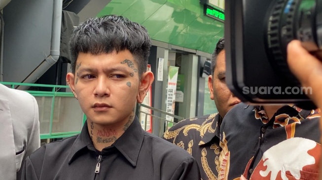 Rapper Reinaldo Martin Diyo atau Sexy Goath di Pengadilan Negeri Jakarta Selatan, Senin (1/7/2024). [Suara.com/Adiyoga Priyambodo]