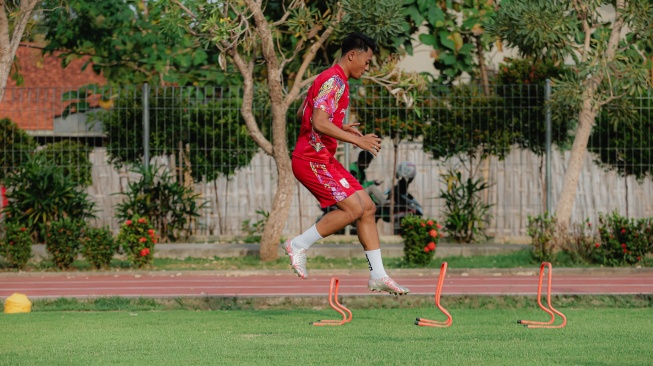 Pemain anyar Persis Solo, Rizky Dwi Febrianto mulai mengikuti latihan rutin dalam persiapan menghadapi BRI Liga 1 2024/2025. [Dok Persis Solo]