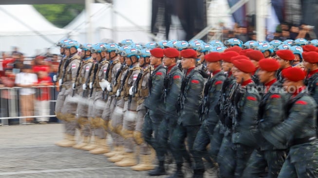 Sejumlah personel polisi mengikuti upacara peringatan HUT ke-78 Bhayangkara di Lapangan Silang Monas, Jakarta, Senin (1/7/2024). [Suara.com/Alfian Winanto]