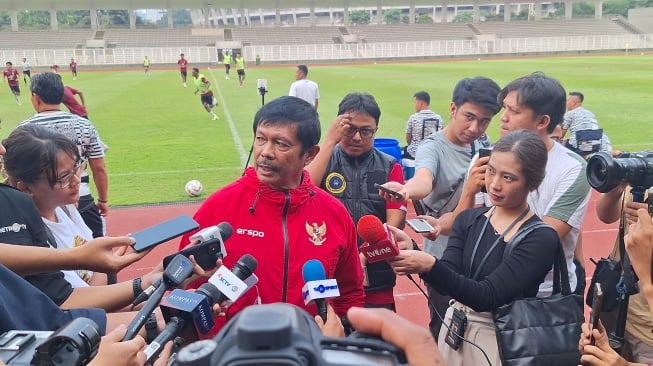  Pelatih Timnas Indonesia U-19 Indra Sjafri saat ditemui di Stadion Madya, Senayan, Jakarta. (Suara.com/Adie Prasetyo Nugraha).