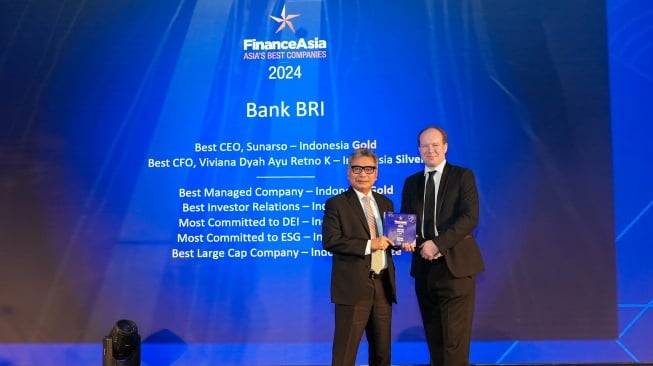 Direktur Utama BRI, Sunarso saat menerima penghargaan di ajang Finance Asia Awards 2024. (Dok: BRI)