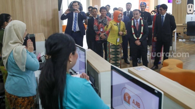 Kepala Badan Pelayanan Publik dan Inovasi Sosial Azerbaijan Ulvi Mehdiyev (tengah) mengunjungi Mal Pelayanan Publik DKI Jakarta di Jakarta, Selasa (2/7/2024). [Suara.com/Alfian Winanto]