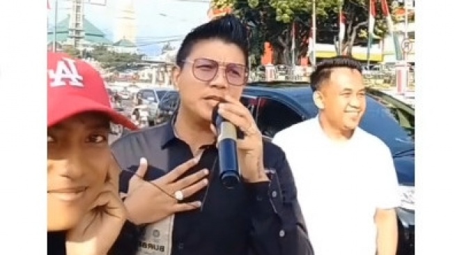 Andika Kangen Band saat bernyanyi bersama pangamen jalanan. [Dok.Istimewa]