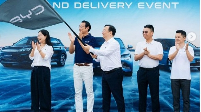 Pendiri BYD, Wang Chuanfu (tengah) hadir dalam acara serah terima perdana mobil listrik BYD kepada konsumen Indonesia pada Minggu (30/6/2024) di Jakarta. [BYD Indonesia/Instagram]