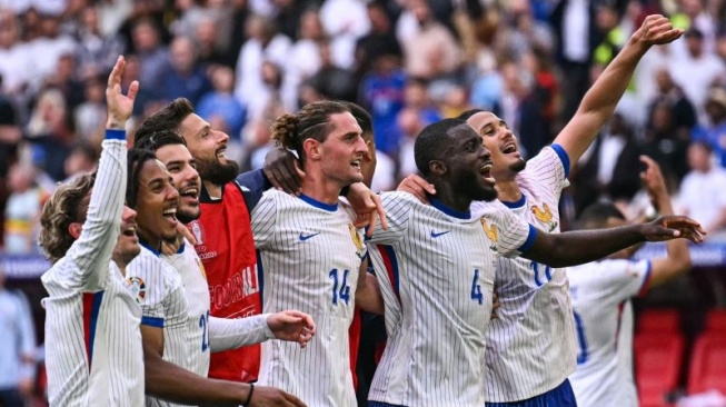 Gelandang timnas Prancis Adrien Rabiot bersama rekan-rekan satu timnya setelah akhir pertandingan Prancis melawan Belgia dalam babak 16 besar Euro 2024 di Duesseldorf Arena, Duesseldorf, pada 1 Juli 2024. (AFP/OZAN KOSE)