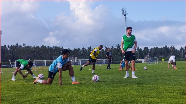 Pemain Bali United, Brandon Wilson saat mengikuti sesi latihan di Bali United Training Center, Selasa (2/7/2024) (suara.com/Putu Yonata Udawananda)