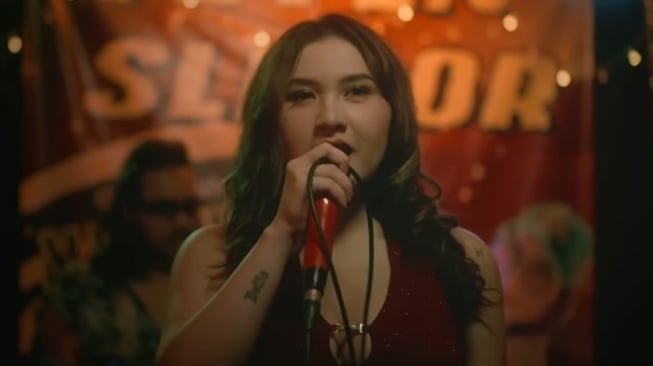 Audrey Davis menjadi model untuk video klip lagu 