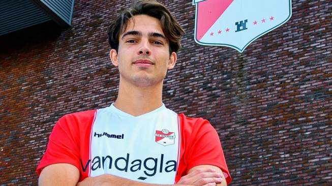 Pemain keturunan, Tim Geypens resmi direkut FC Emmen. (Instagram/@fc_emmen)