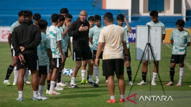 Nova Arianto memberikan arahan kepada para pemain di sela latihan Timnas U-16 Indonesia di Stadion UNS Solo, Jawa Tengah, Selasa (2/7/2024). ANTARA/Mohammad Ayudha