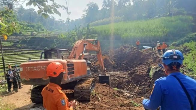 Longsor di Blitar: Tim SAR Ganti Alat Berat Lebih Besar untuk Cari 1 Orang yang Belum Ketemu