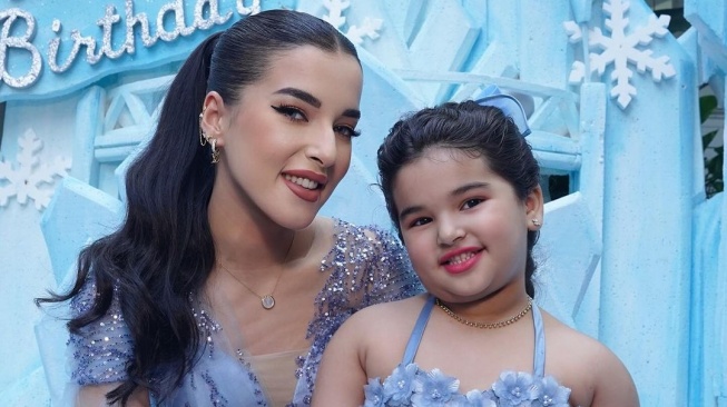 Mengusung Tema Frozen, Putri Tasya Farasya Jadi Princess Elsa di Perayaan Ulang Tahunnya yang ke-4