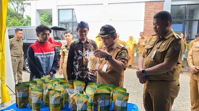 Pertamina Patra Niaga SHAFTHI Berdayakan Ibu Rumah Tangga dan Lansia Kampung Sirih Melalui Inovasi Teh SIJALE