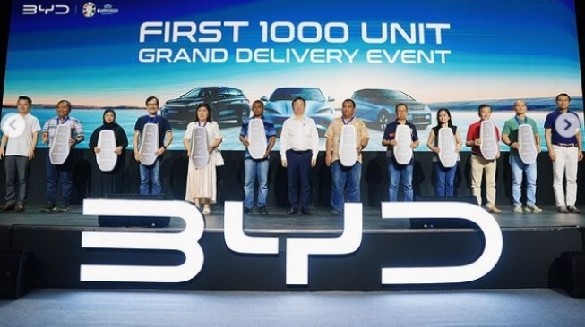 Pendiri BYD, Wang Chuanfu (tengah) hadir dalam acara serah terima perdana mobil listrik BYD kepada konsumen Indonesia pada Minggu (30/6/2024) di Jakarta. [BYD Indonesia/Instagram]