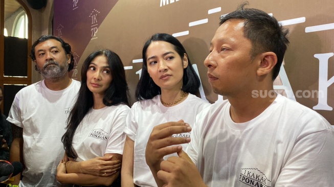 Pemain Film 1 Kakak 7 Ponakan dalam konferensi pers yang digelar di kawasan Gunawarman, Jakarta Selatan, Selasa (2/7/2024). [Suara.com/Tiara Rosana]