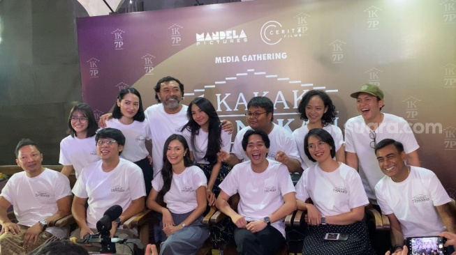 Pemain Film 1 Kakak 7 Ponakan dalam konferensi pers yang digelar di kawasan Gunawarman, Jakarta Selatan, Selasa (2/7/2024). [Suara.com/Tiara Rosana]