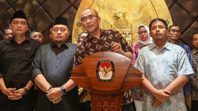 Ketua KPU Hasyim Asy'ari (tengah) memberikan keterangan pers terkait putusan DKPP yang menjatuhkan sanksi pemberhentian tetap di Gedung KPU, Jakarta (3/7/2024). [Suara.com/Alfian Winanto]