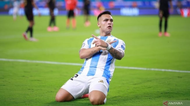 Lautaro Martinez dari Argentina melakukan selebrasi setelah mencetak gol pertama tim pada pertandingan Grup A CONMEBOL Copa America 2024 antara Argentina dan Peru di Stadion Hard Rock pada Sabtu (29/6/2024) di Miami Gardens, Florida. (ANTARA/Getty Images/AFP/Hector Vivas)