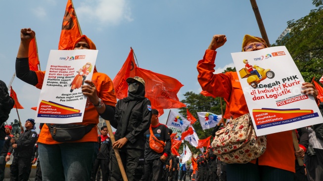 Sejumlah buruh menggelar aksi unjuk rasa di kawasan Patung Kuda, Jakarta, Rabu (3/7/2024). [Suara.com/Alfian Winanto]