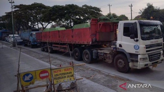 Ruas Demak-Kudus Padat Merayap Imbas Perbaikan Jalan, Polisi Lakukan Contraflow