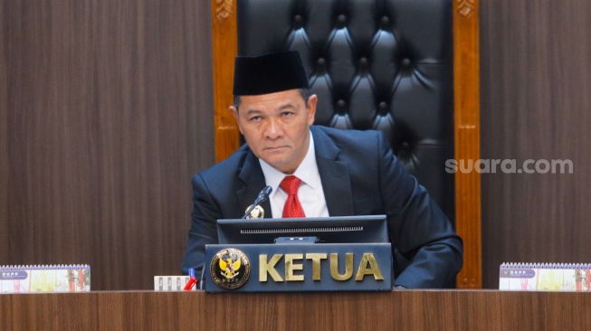 Ketua DKPP RI, Heddy Lugito saat memimpin jalannya sidang putusan terkait dengan kasus dugaan asusila Ketua KPU RI Hasyim Asy’ari di Kantor DKPP RI, Jakarta, Rabu (3/7/2024). [Suara.com/Alfian Winanto]