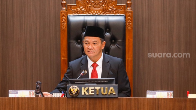 Ketua DKPP RI, Heddy Lugito saat memimpin jalannya sidang putusan terkait dengan kasus dugaan asusila Ketua KPU RI Hasyim Asy’ari di Kantor DKPP RI, Jakarta, Rabu (3/7/2024). [Suara.com/Alfian Winanto]