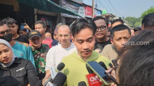 Wapres terpilih Gibran Rakabuming Raka saat mengajak Raffi Ahmad blusukan ke permukiman warga Jakarta. (Suara.com/Fakhr)