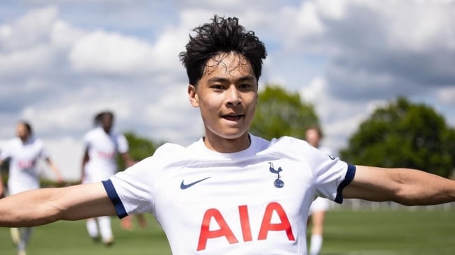 Pemain keturunan Indonesia, Gabriel Han Willhoft-King saat masih membela Tottenham Hotspur U-18. [Dok. Instagram/@hanwillhoftking24]