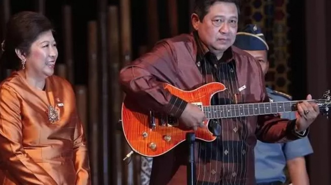 SBY bermain gitar (Arsip presidenri.go.id).