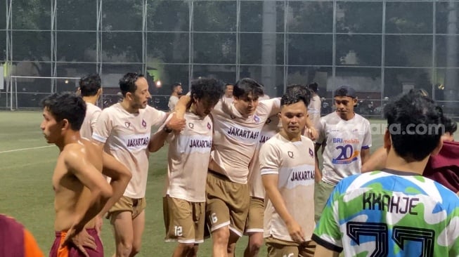 Billy Syahputra cedera lutut saat bertanding bola bersama para artis di Lapangan Rugby GBK, Senayan, Jakarta, Selasa (2/7/2024). [Suara.com/Adiyoga Priyambodo]