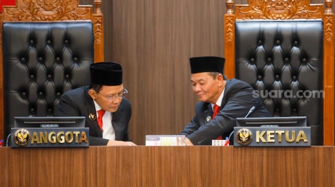 Ketua DKPP RI, Heddy Lugito (kanan) saat memimpin jalannya sidang putusan terkait dengan kasus dugaan asusila Ketua KPU RI Hasyim Asy’ari di Kantor DKPP RI, Jakarta, Rabu (3/7/2024). [Suara.com/Alfian Winanto]