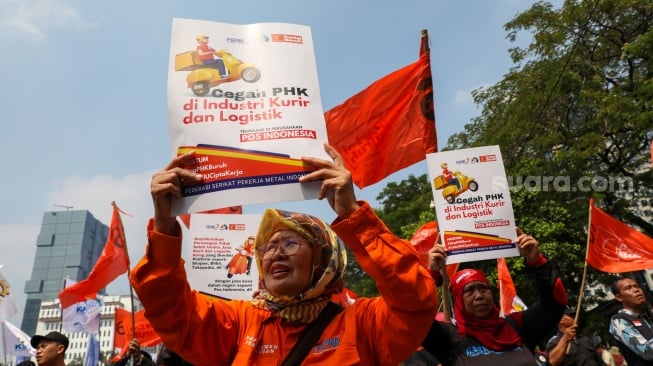 Sejumlah buruh menggelar aksi unjuk rasa di kawasan Patung Kuda, Jakarta, Rabu (3/7/2024). [Suara.com/Alfian Winanto]