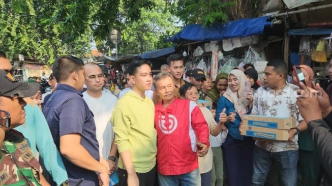 Wapres terpilih Gibran Rakabuming Raka saat mengajak Raffi Ahmad blusukan ke permukiman warga Jakarta. (Suara.com/Fakhri)