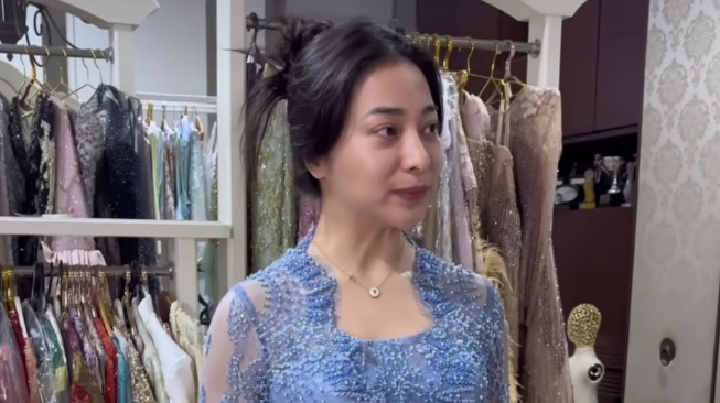 Momen Nikita Willy Fitting Kebaya saat Hamil Disorot, Netizen Malah Salfok ke Wajah