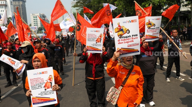 Sejumlah buruh menggelar aksi unjuk rasa di kawasan Patung Kuda, Jakarta, Rabu (3/7/2024). [Suara.com/Alfian Winanto]