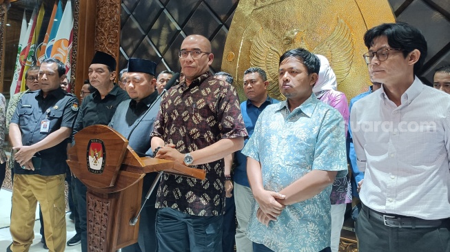 Eks Ketua Komisi Pemilihan Umum (KPU) Hasyim Asy'ari menanggapi putusan Dewan Kehormatan Penyelenggara Pemilu (DKPP). (Suara.com/Novian)