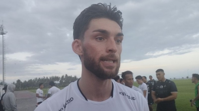 Gelandang Bali United Brandon Wilson diwawancarai awak media di Bali United Training Center, Kabupaten Gianyar, Bali, Selasa (2/7/2024). ANTARA/Dewa Ketut Sudiarta Wiguna