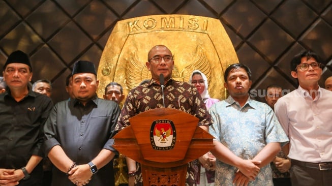 Ketua KPU Hasyim Asy'ari (tengah) memberikan keterangan pers terkait putusan DKPP yang menjatuhkan sanksi pemberhentian tetap di Gedung KPU, Jakarta (3/7/2024). [Suara.com/Alfian Winanto]