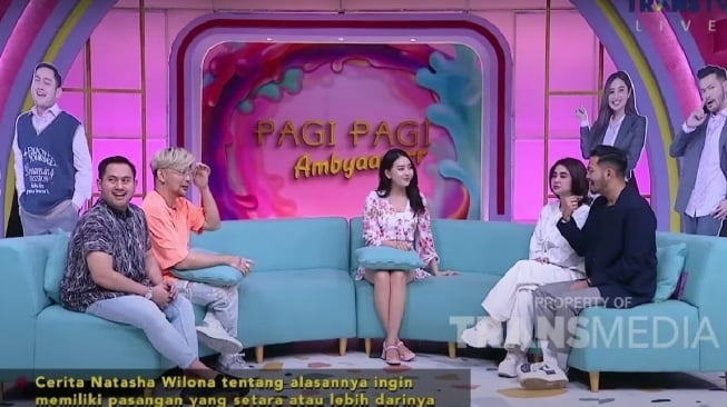 Natasha Wilona dalam acara talkshow yang dipandu Dewi Perssik cs (YouTube/TRANS TV Ofiicial)