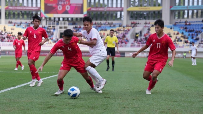 Pemain Timnas Indonesia U-16, Muhammad Zahaby Gholy berusaha melewati adangan pemain Vietnam dalam laga perebutan tempat ketiga Piala AFF U-16 2024 di Stadion Manahan, Solo, Rabu (3/7/2024). [Dok PSSI]