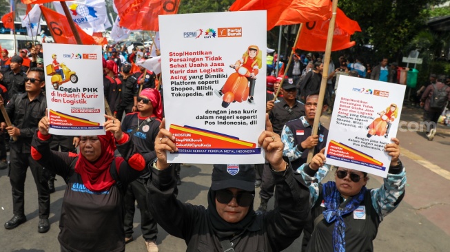 Sejumlah buruh menggelar aksi unjuk rasa di kawasan Patung Kuda, Jakarta, Rabu (3/7/2024). [Suara.com/Alfian Winanto]