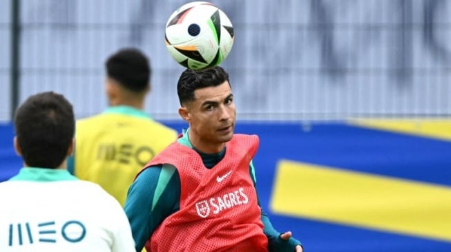 Penyerang Portugal Cristiano Ronaldo saat menjalani sesi latihan di pusat pelatihan Portugal di Harsewinkel pada 3 Juli 2024, menjelang pertandingan perempat final Euro 2024 melawan Prancis esok Jumat. (AFP/PATRICIA DE MELO MOREIRA)
